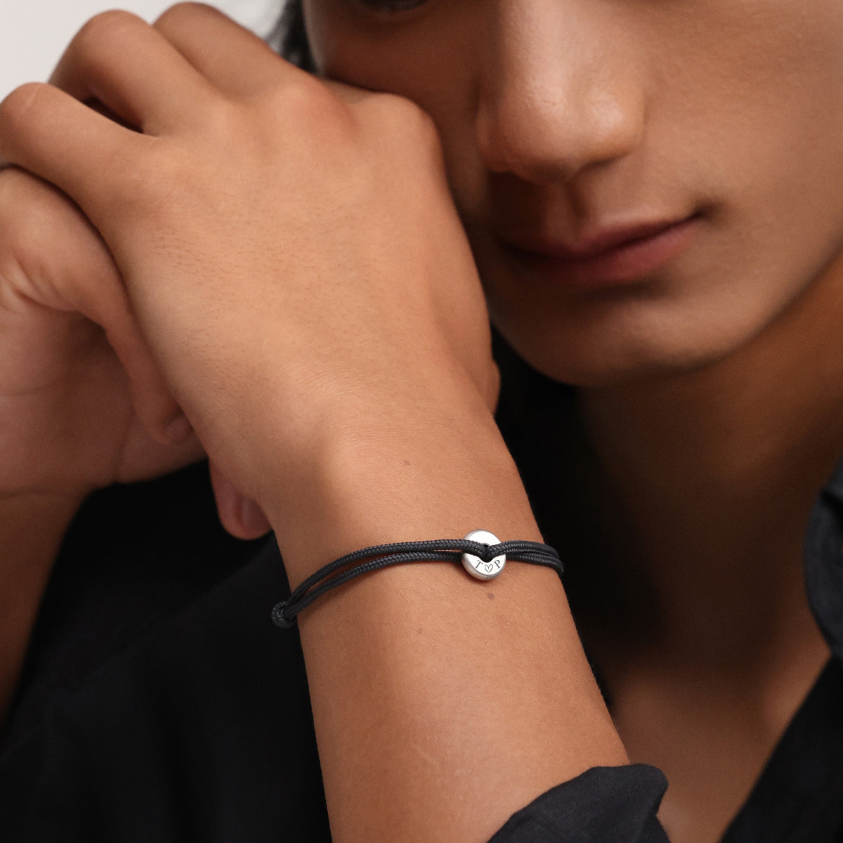 Segeltau Donut Surferarmband in Schwarz mit Initialen-Gravur am Handgelenk, Porträt