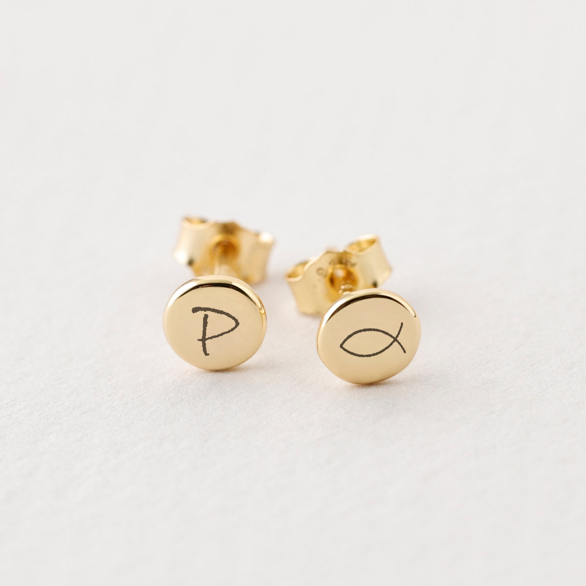 Kleine personalisierte runde Ohrstecker in Gold – Gravur mit Initiale P und Fisch-Symbol