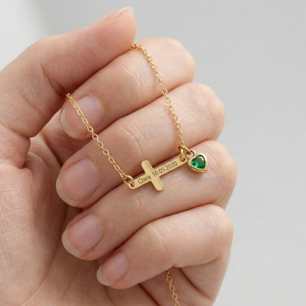 Kreuzarmband mit Herz-Geburtsstein – Hand hält goldenes Armband graviert 'Clara 16.05.2020'