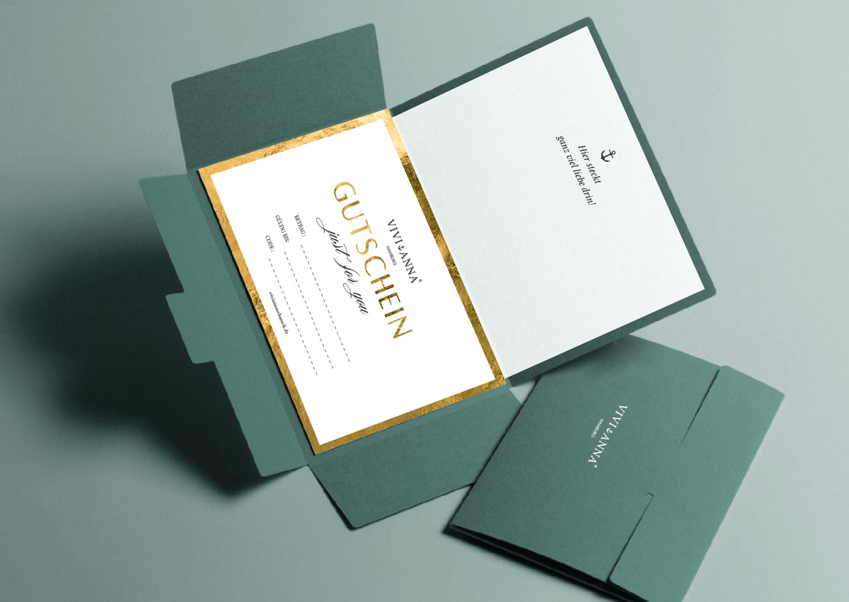 Geschenkgutschein in Klappkarte mit passendem grünem Umschlag, aufgeklappt fotografiert
