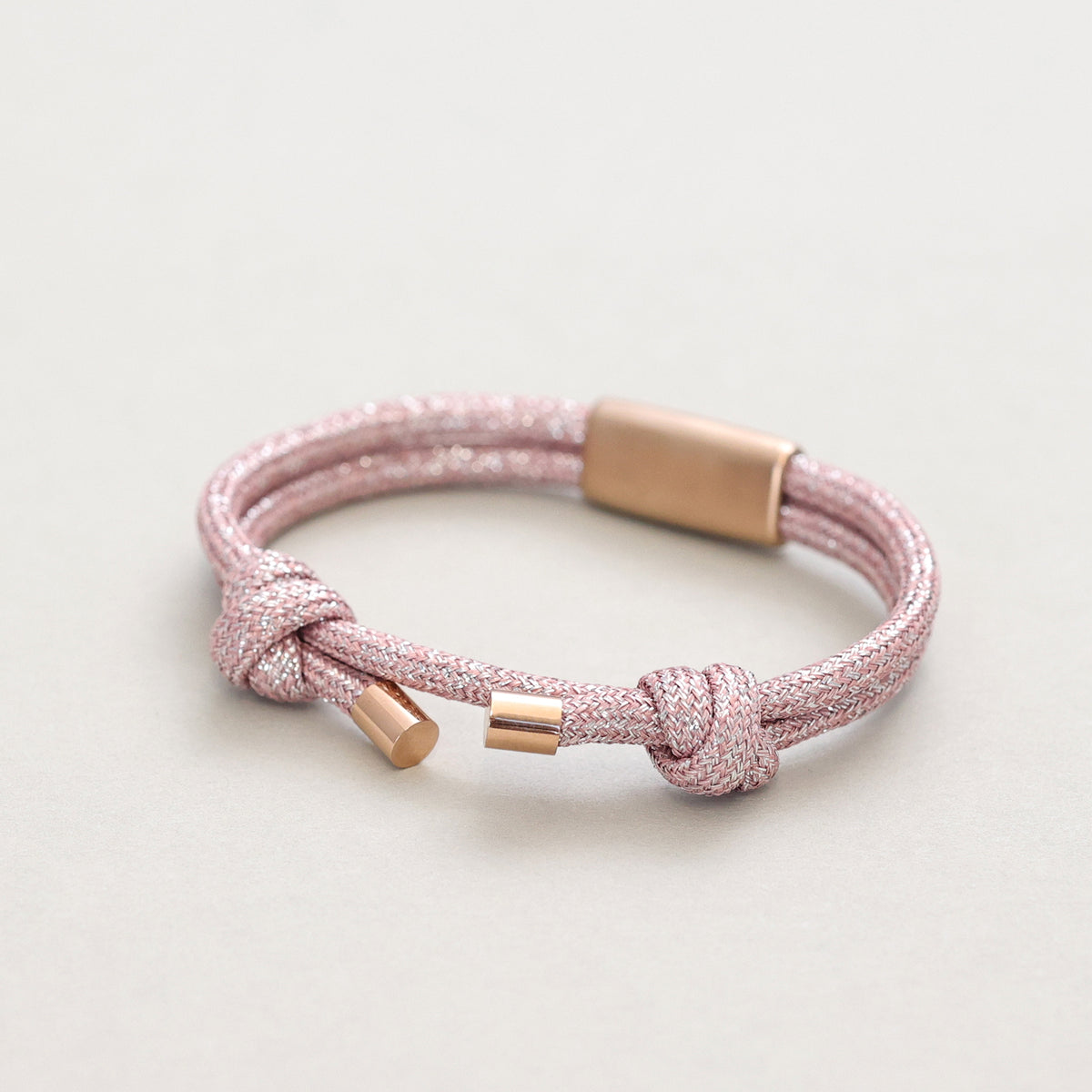 Glitzerndes Segeltau-Armband mit persönlicher Gravur in Rosé mit rosévergoldetem Verschlussplättchen