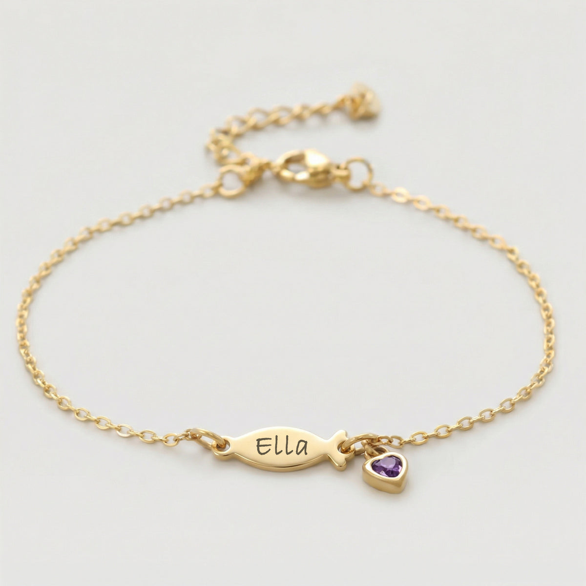 Ichthys Armband mit Geburtsstein – goldenes Armband mit Fisch-Namensplättchen 'Ella' und lila Herzstein