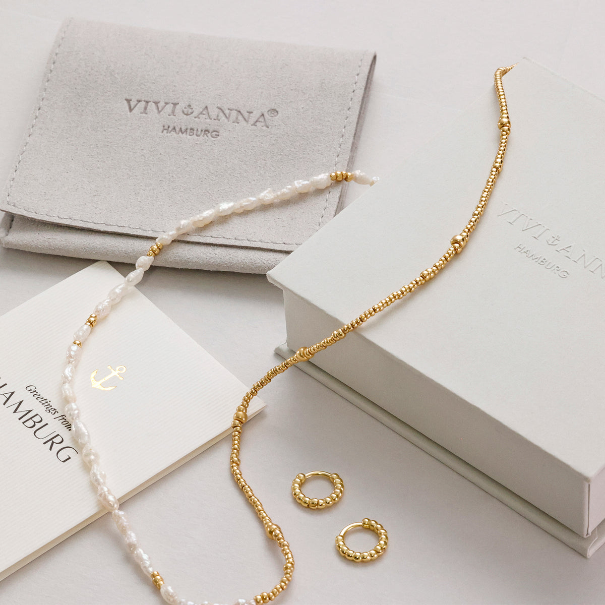 Perlenkette mit goldenen Perlen und passenden Creolen, mit Verpackung und Grußkarte aus Hamburg