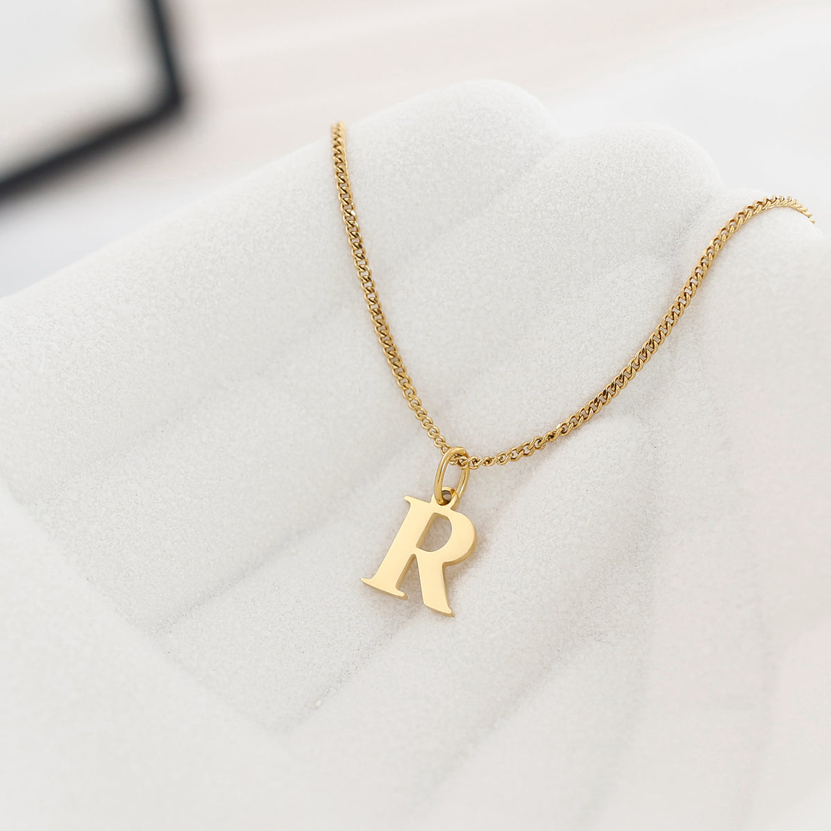 Initialen Kette in Gold mit Buchstabe R, Nahaufnahme des Anhängers