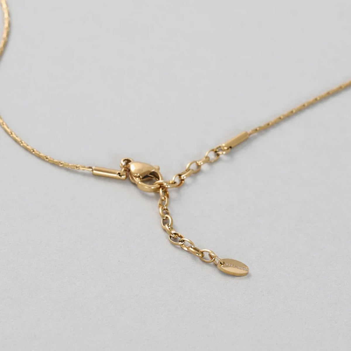 Palomakette - Herringbone Kette in Gold, Nahaufnahme von Verschluss und Verlängerung
