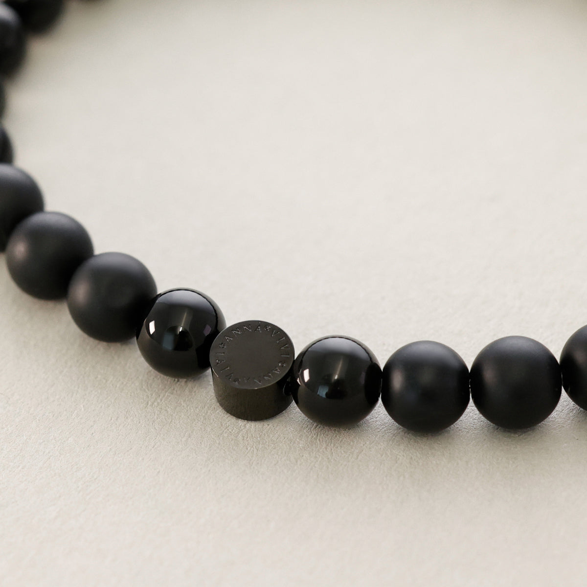 Armband mit Obsidian- und Onyx-Perlen mit graviertem VIVIANNA-Markentext auf Plättchen