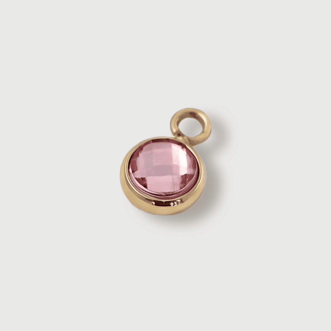 Zusatz-Geburtsstein-Anhänger in Gold mit rosa Kristall, Nahaufnahme freigestellt