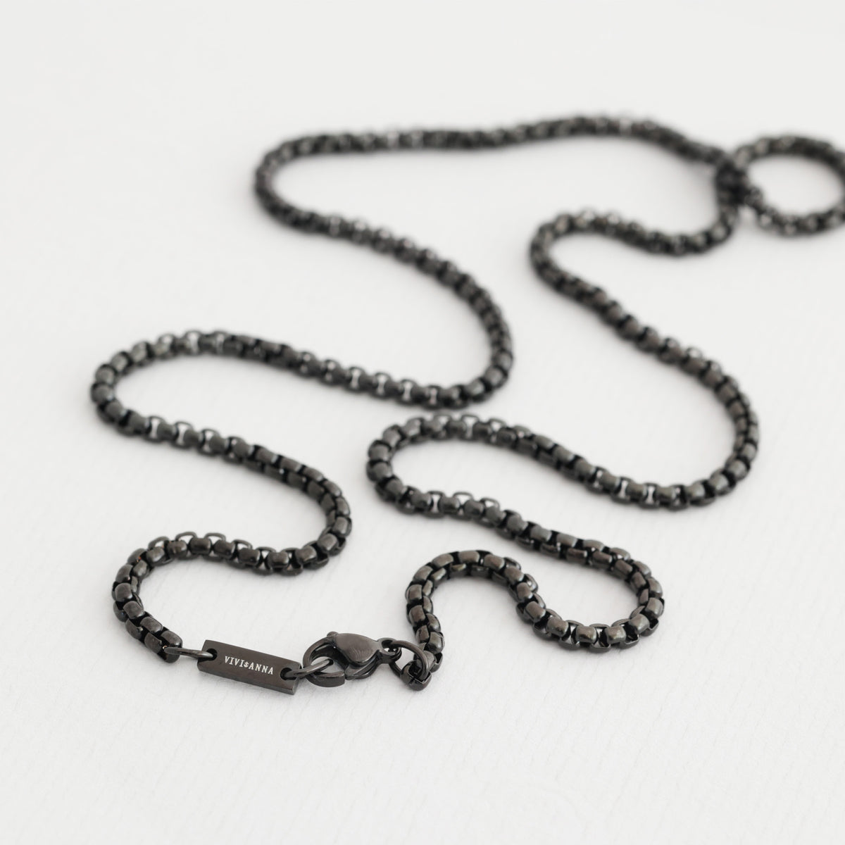 Schwarze Kette aus Edelstahl mit Gravur-Anhänger und Karabinerverschluss mit VIVIANNA-Anhänger