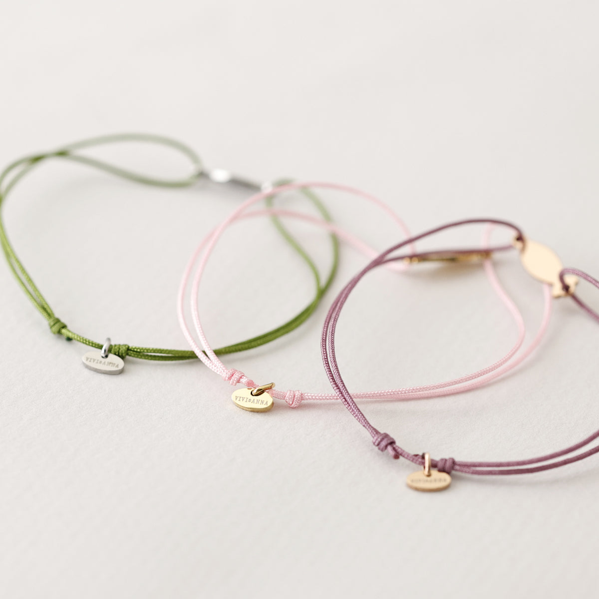 Ichthys Armband mit Gravur – drei Farben Grün, Rosa und Mauve mit kleinem ovalen Markenplättchen
