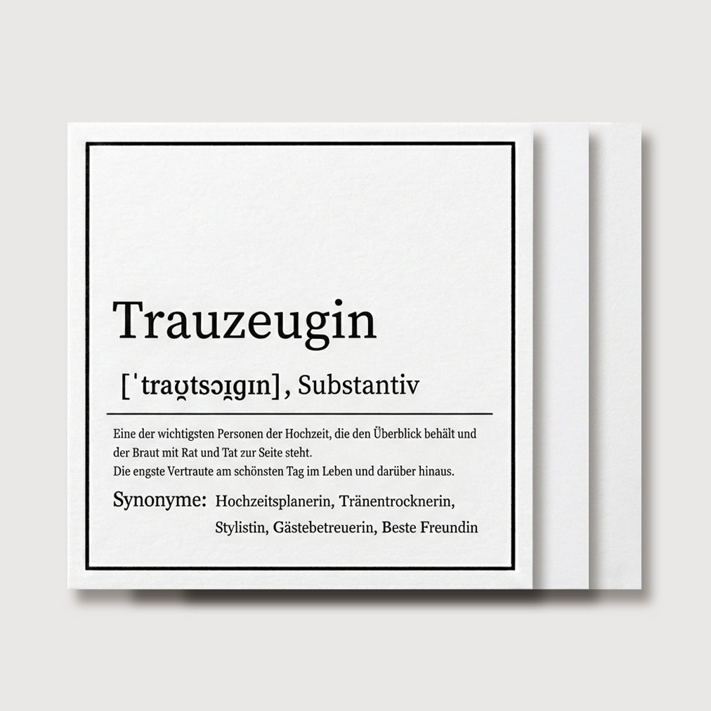 Weiße Grußkarte 'Trauzeugin' mit Wörterbuch-Definition, Umschlag im Hintergrund