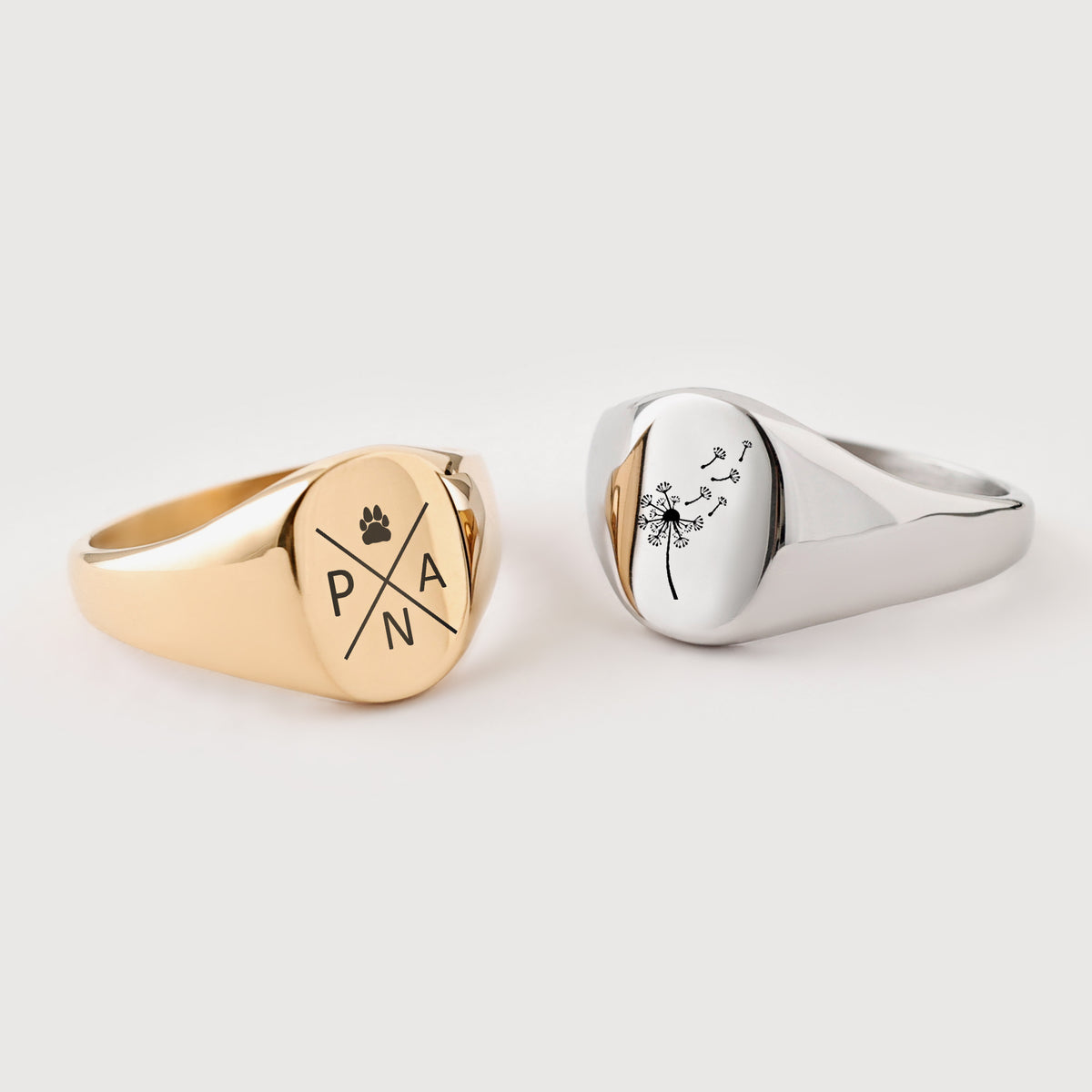 Klassischer Siegelring mit Gravur in Gold und Silber – Pfotenmotiv mit Initialen und Pusteblume
