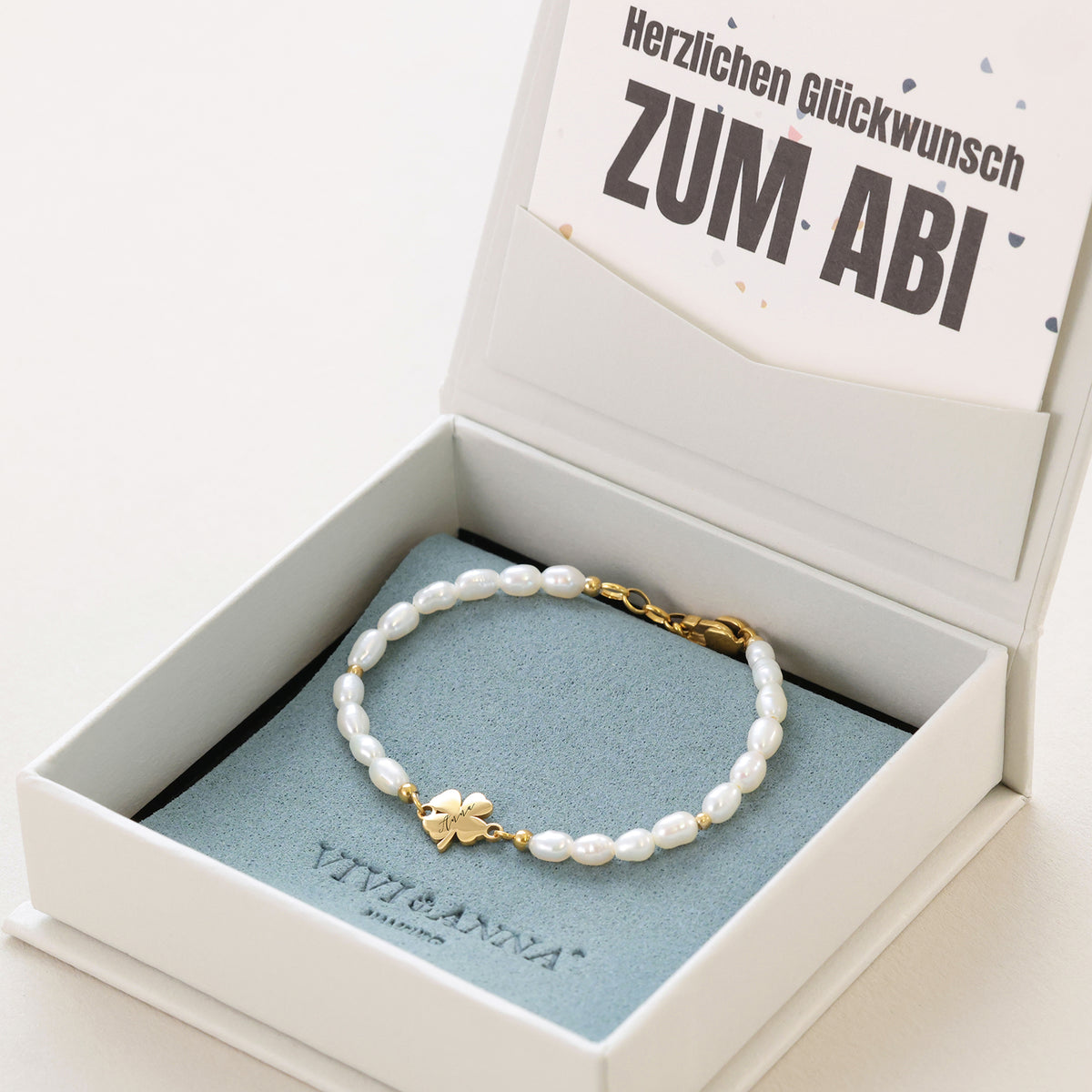 Perlenarmband mit Kleeblatt-Anhänger in Geschenkbox mit Abitur-Grußkarte 'Zum Abi'