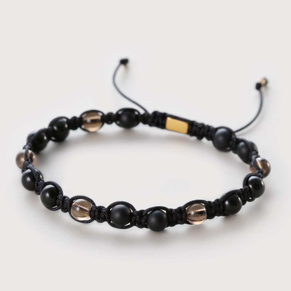 Onyx & Rauchquarz Makramee-Armband personalisierbar – komplette Ansicht mit schwarzen und rauchfarbenen Perlen