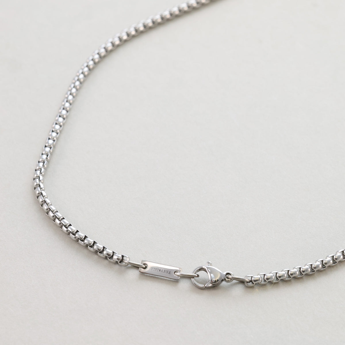 Kette mit Gravurbarren in Silber – Detailansicht von Verschluss und Kettengliedern