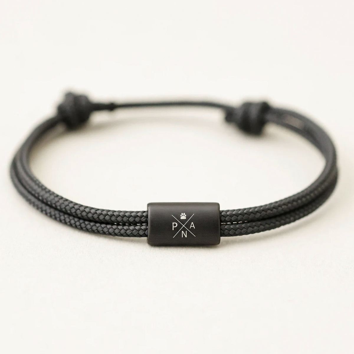 Feines Segeltau-Armband in Schwarz mit graviertem Pfotenabdruck und Initialen P, A, N