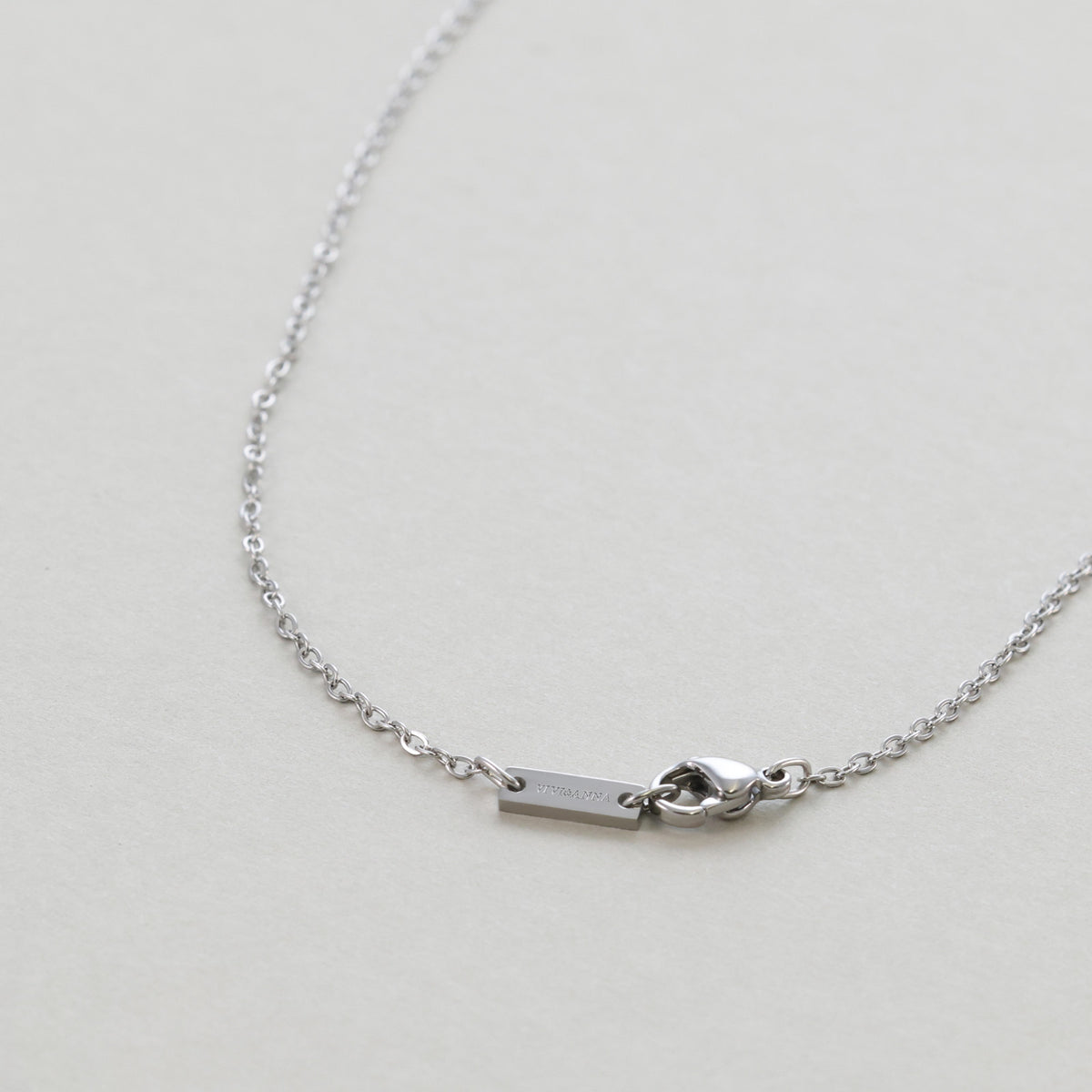 Minimalistische Herren Halskette mit Gravurplättchen – Verschluss in Silber mit Markenplättchen, Nahaufnahme