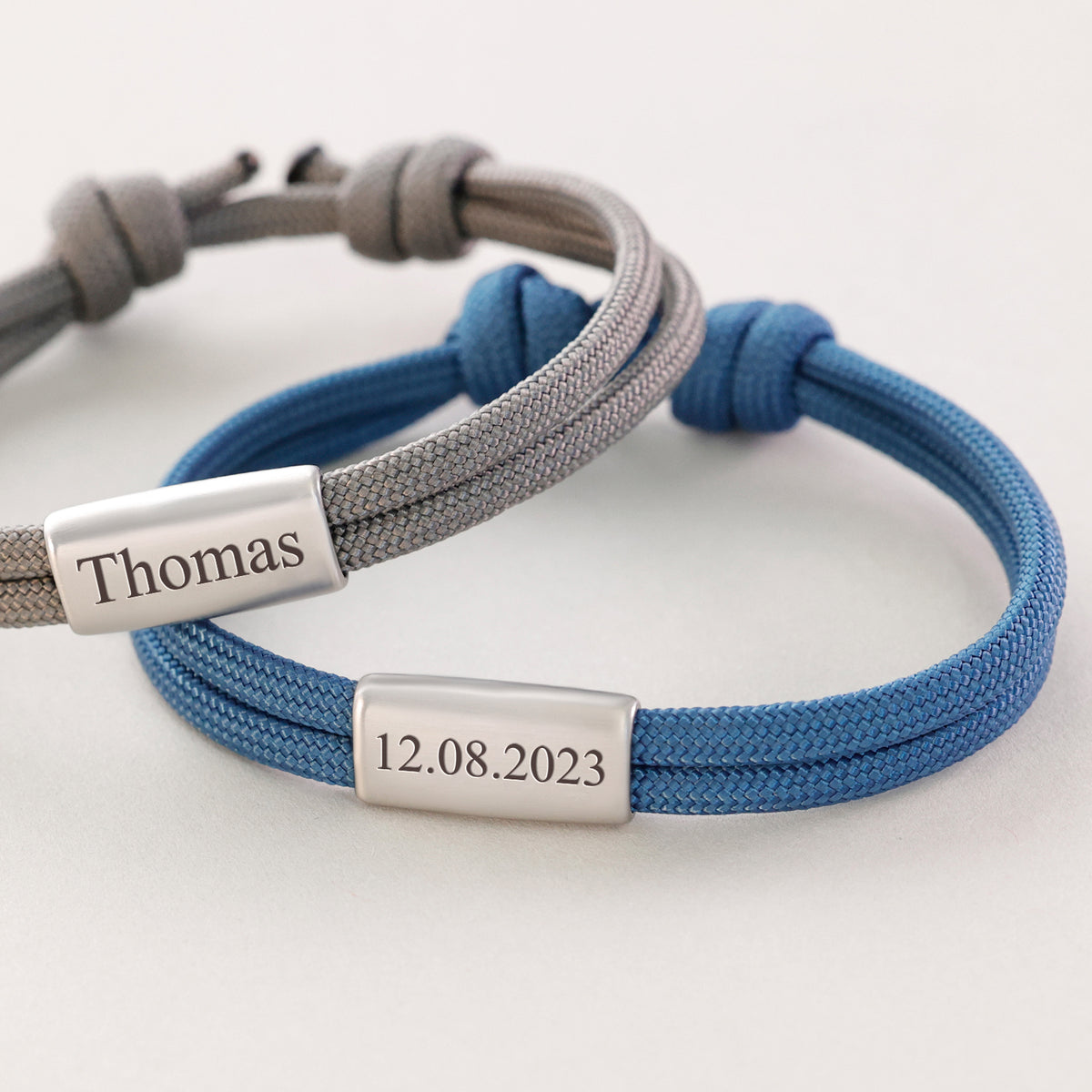 Personalisiertes Segeltau Armband mit Gravur zur Konfirmation – graues Band mit Name neben blauem Band mit Datum