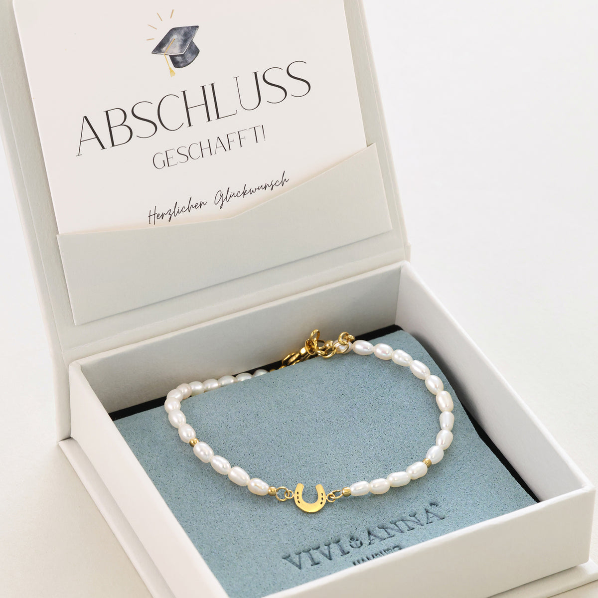 Perlenarmband mit Hufeisen-Anhänger in Geschenkbox mit Karte 'Abschluss geschafft!'