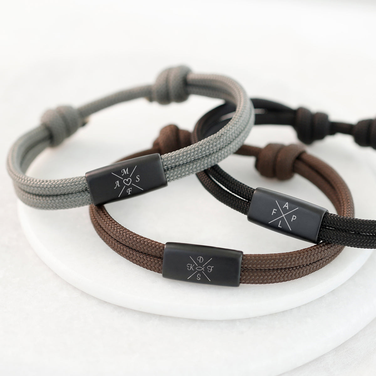 Drei wasserfeste Familien Armbänder mit Gravur in Grau, Braun und Schwarz, graviert mit Initialen