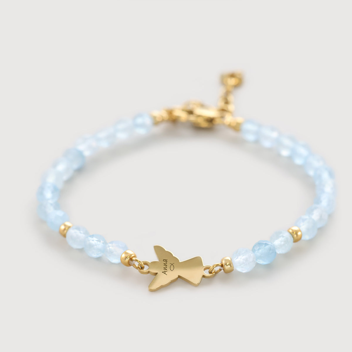 Aquamarin Armband mit Engelanhänger, Gravur in kyrillischer Schrift, freigestellt