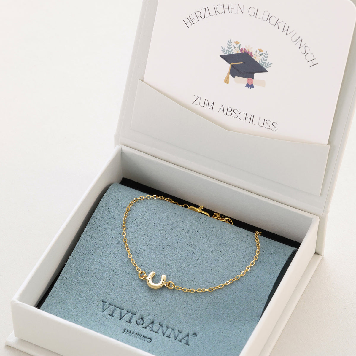 Hufeisen Armband in Gold in Geschenkbox mit Abschlusskarte 'Herzlichen Glückwunsch zum Abschluss'