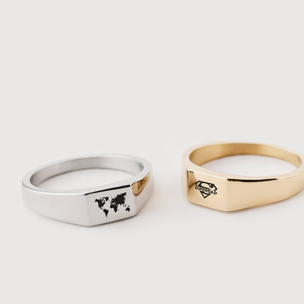 Eckiger Siegelring für Herren in Silber mit Weltkarte und in Gold mit Superdad-Symbol graviert