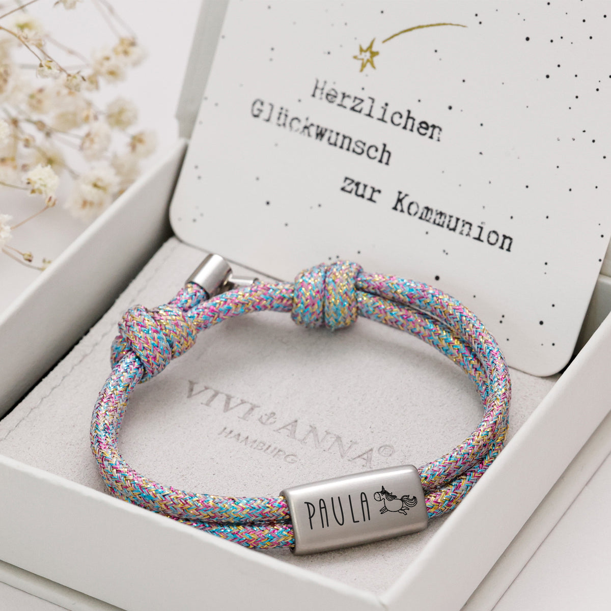 Glitzer Segeltau Armband bunt in Geschenkbox mit Kommunions-Karte, Plättchen graviert 'Paula' und Einhorn