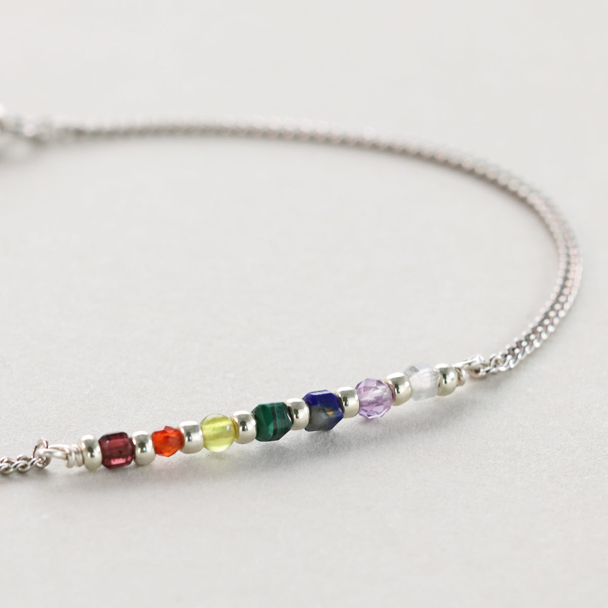 Chakra Armband in Silber, Nahaufnahme der bunten Edelstein-Perlen