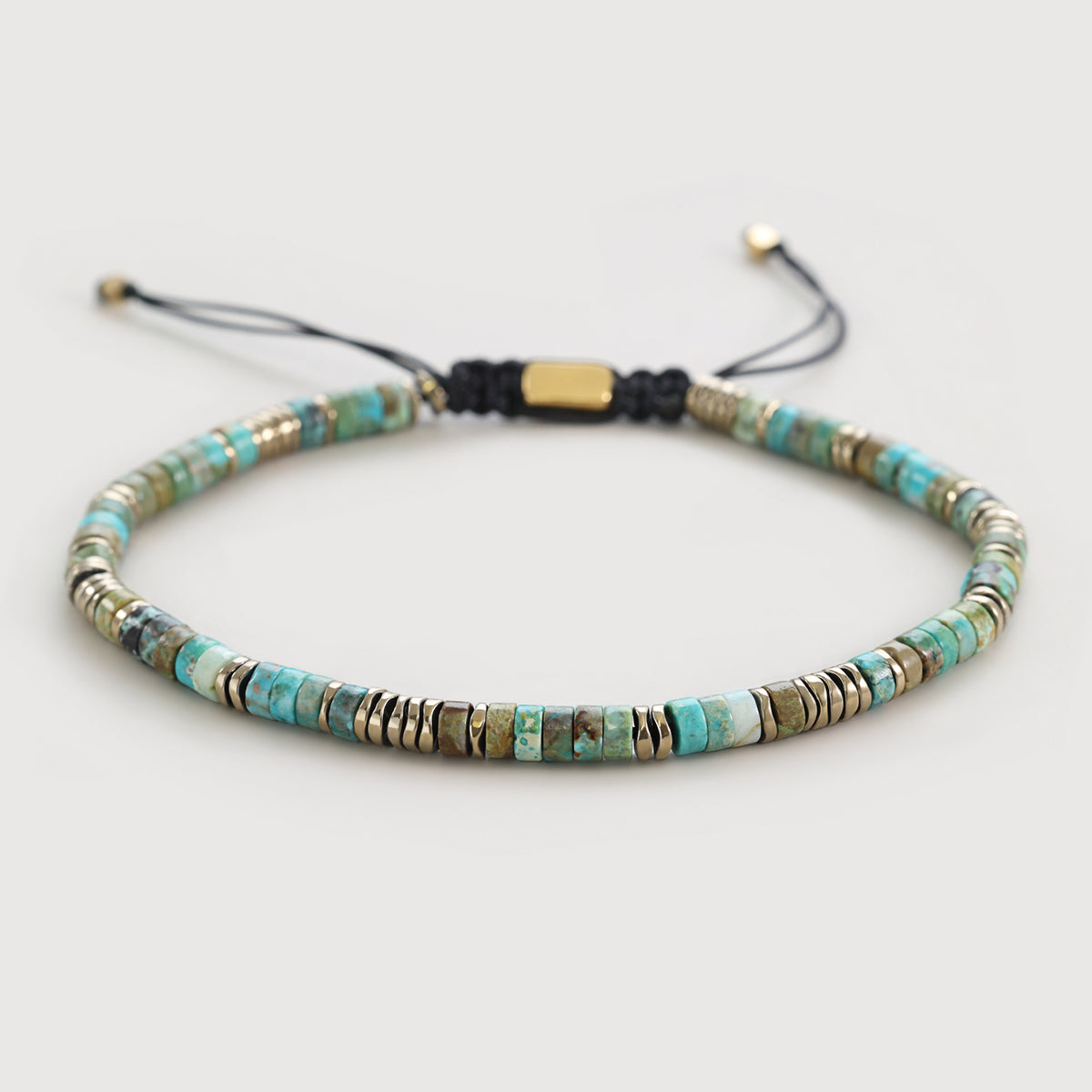 Edelsteinarmband mit Türkis und Hämatit, verstellbar – Flatlay der kompletten Perlenkette mit goldenem Verschluss