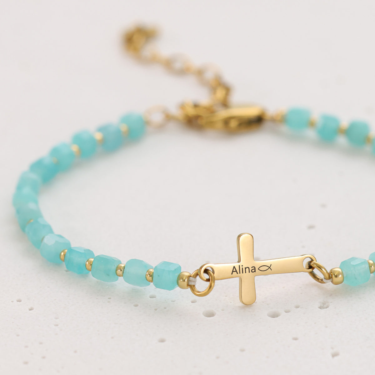 Amazonit-Perlenarmband mit Kreuz in Gold, graviert mit Namen 'Alina' und Fisch-Symbol, Nahaufnahme