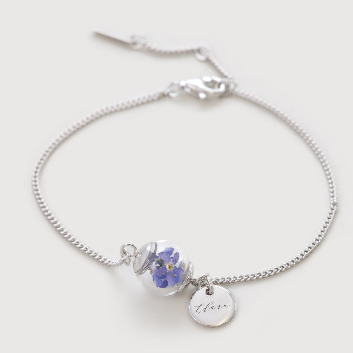 Vergissmeinnicht-Armband mit Gravur in Silber, Glaskugel mit blauen Blüten und Namensplättchen 'Clara'