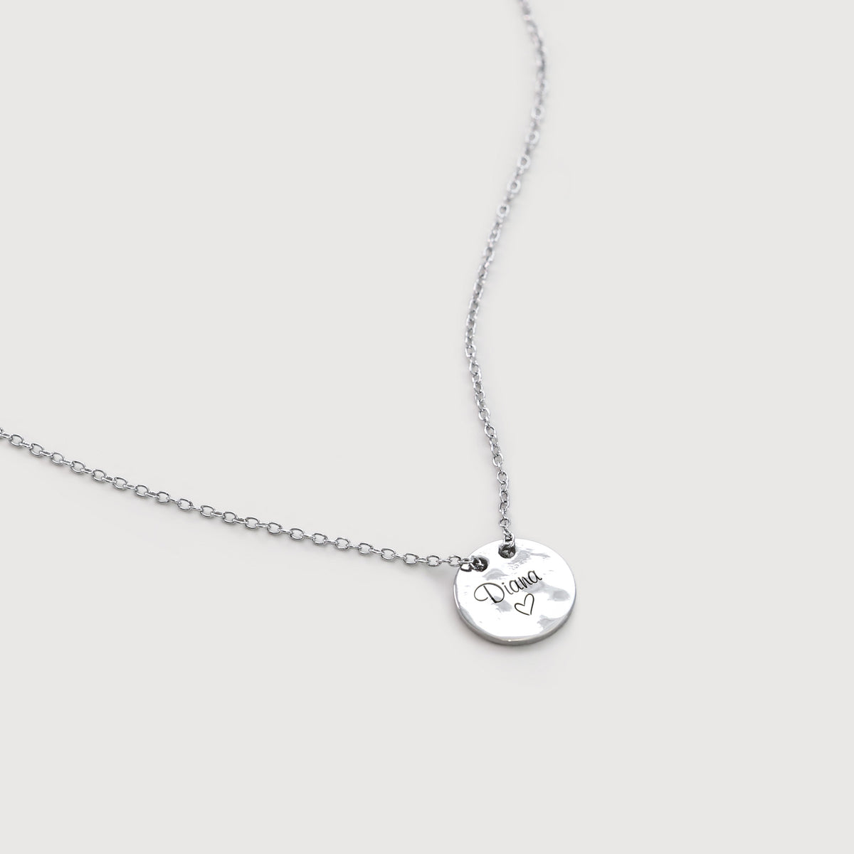 Hammerschlag-Plättchen Kette mit Gravur in Silber, graviert mit Name Diana und kleinem Herz
