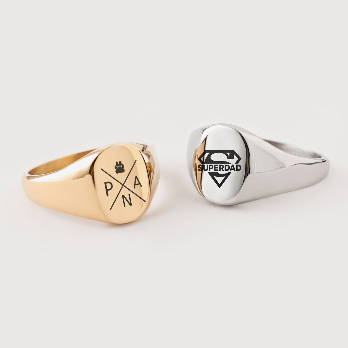 Klassischer Herren-Siegelring mit Gravur in Gold und Silber – Initialen mit Pfotensymbol und Superdad-Motiv