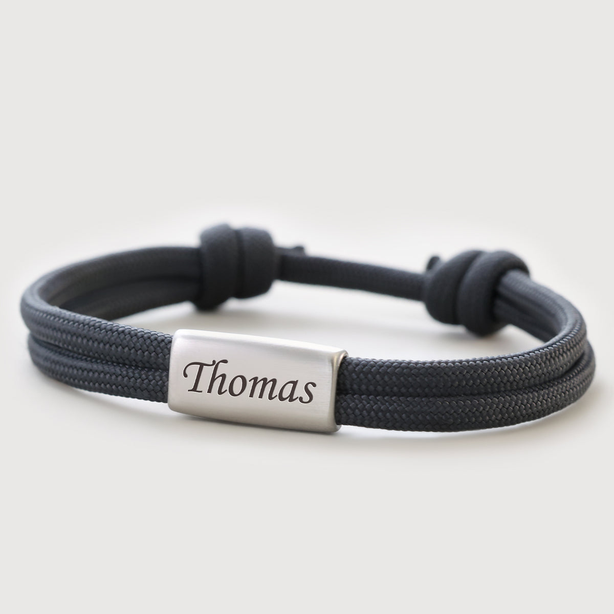Schwarzes Segeltau-Armband mit graviertem Namensschild Thomas