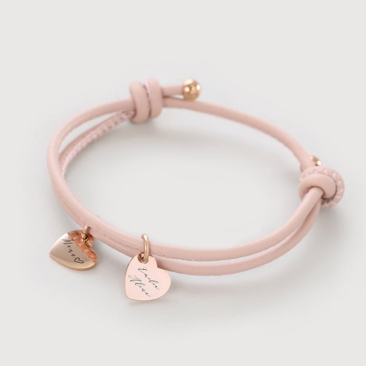 Herz-Anhänger Lederarmband mit Gravur in Rosé – zwei goldene Herzanhänger mit Namen graviert