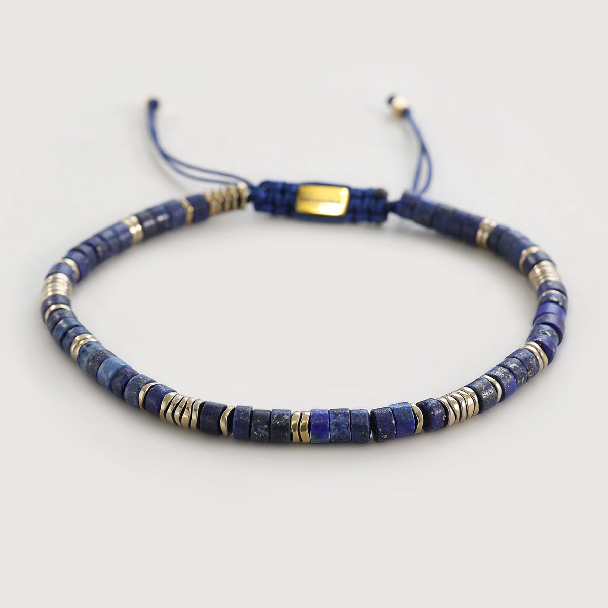 Edelsteinarmband mit Lapislazuli und Hämatit, verstellbar – Flatlay der kompletten Perlenkette in Blau und Gold