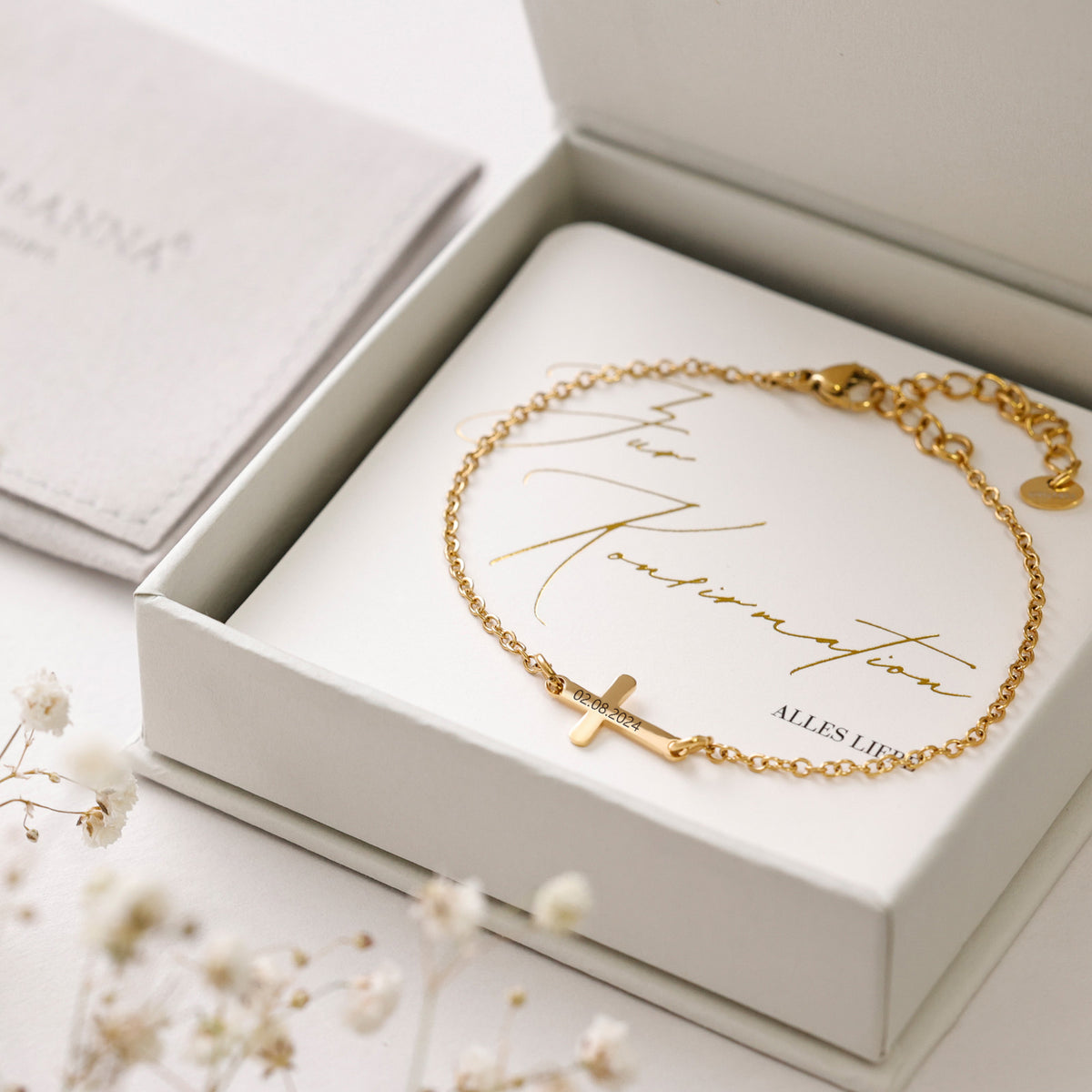 Kreuz-Armband mit Gravur in Gold in Geschenkbox, Kreuz graviert mit Datum 02.05.2024, goldene Konfirmations-Karte