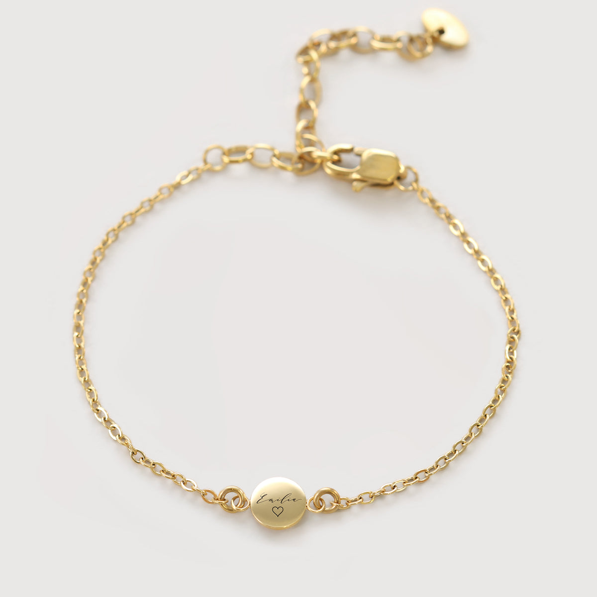 Personalisiertes Armband mit Gravurplättchen, Gold – rundes Plättchen mit Gravur Emilia und Herz