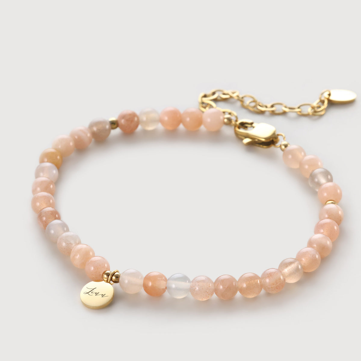 Sonnenstein-Armband mit beigen Perlen, Verlängerungskette und goldenem Gravuranhänger