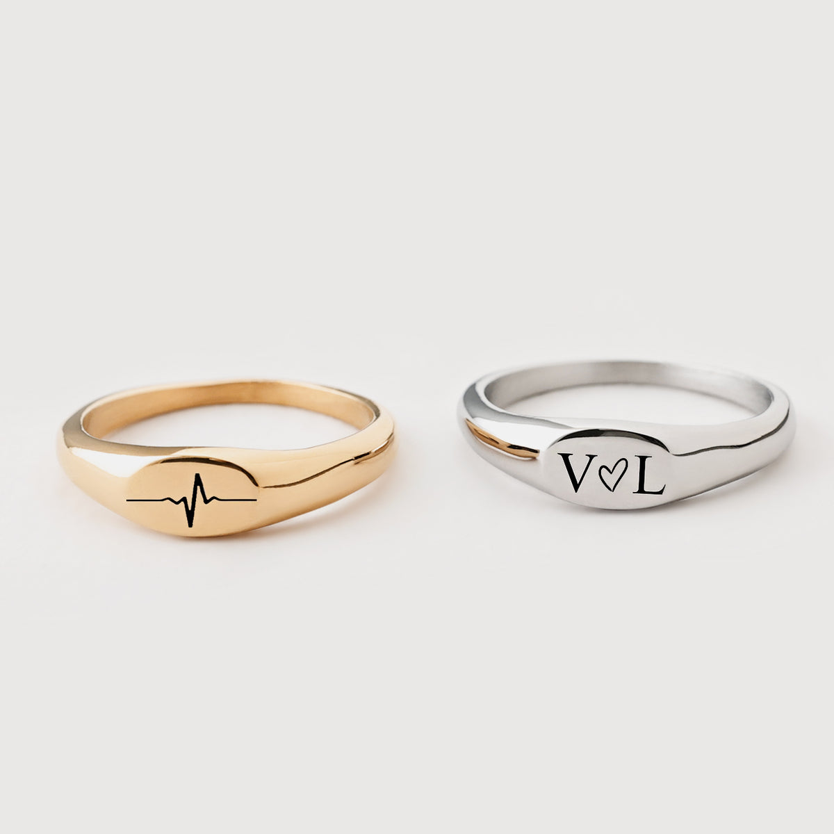 Mini-Siegelring mit Wunschgravur in Gold und Silber – Herzschlag-Linie und Initialen mit Herz