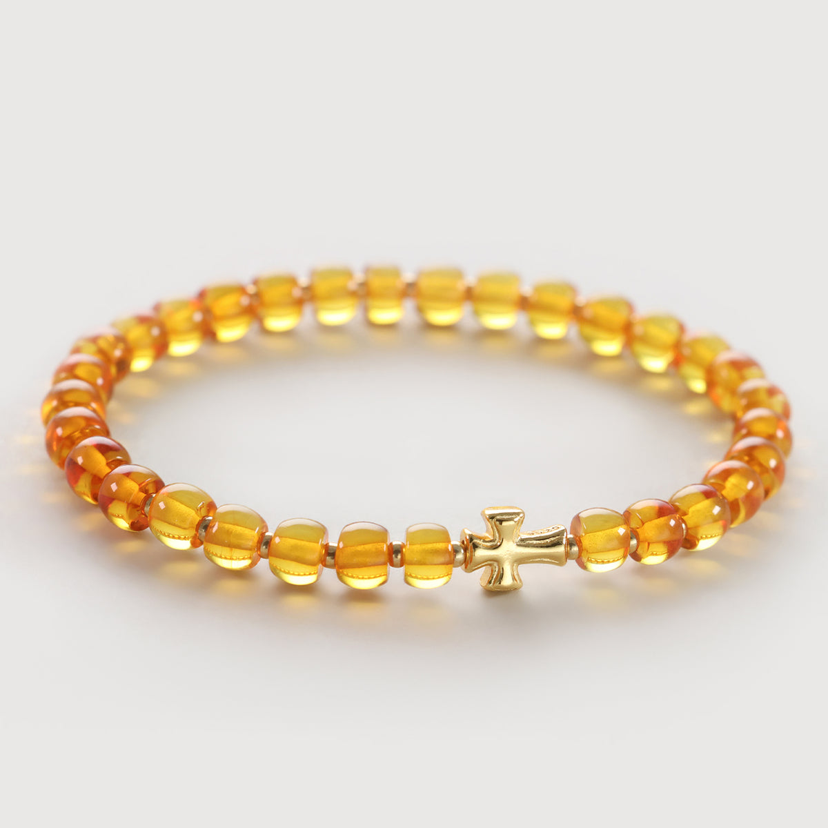 Bernstein Armband mit goldenem Kreuz – 925 Sterling Silber, Perlenarmband mit Kreuzanhänger flach ausgelegt