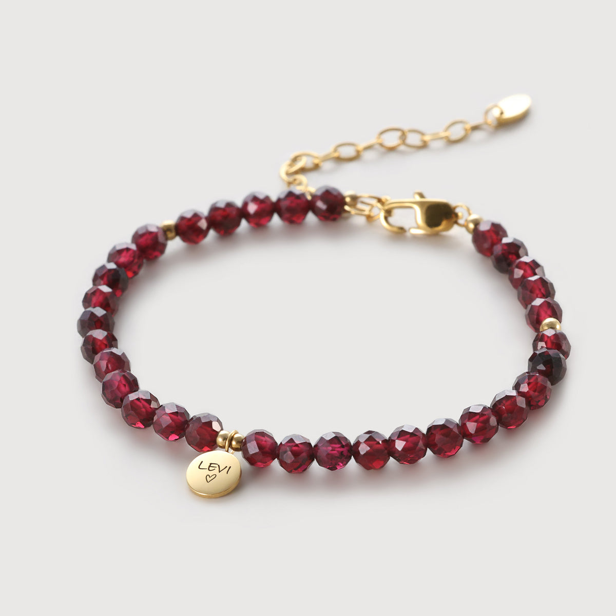 Granat-Armband mit dunkelroten Perlen und Gravurplättchen mit Herz-Symbol