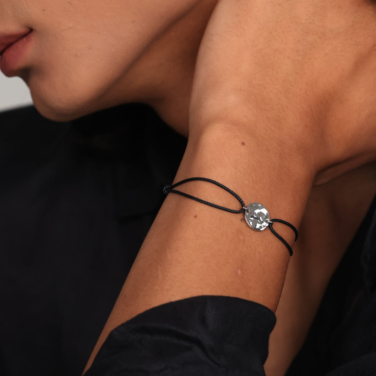 Nylon Armband mit Hammerschlagplättchen in Silber am Handgelenk, schlichtes Design