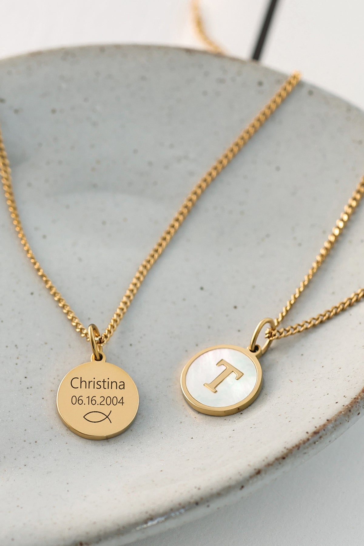 Initialenkette mit Perlmutt & Gravur – Vergleich mit graviertem Namensplättchen 'Christina' und Ichthys-Fisch