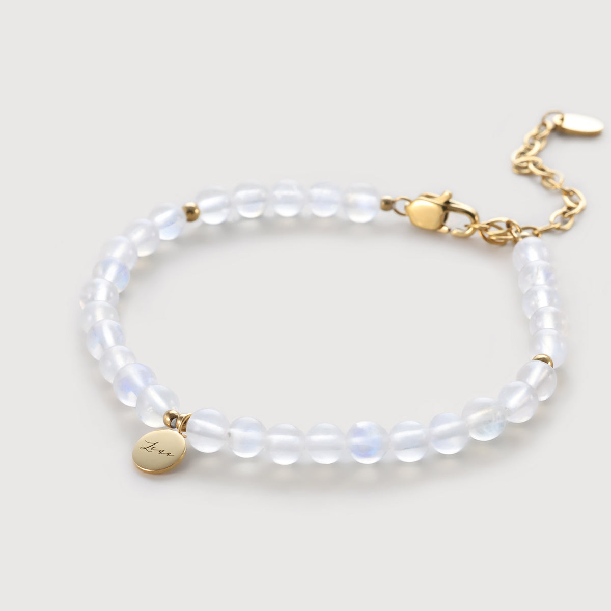 Mondstein-Armband mit transparenten Perlen und graviertem Namensplättchen