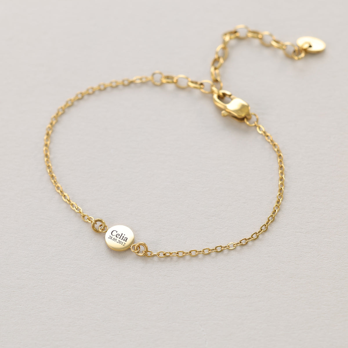 Personalisiertes Armband mit Gravurplättchen, Gold – rundes Plättchen mit Gravur Celia und Geburtsdatum