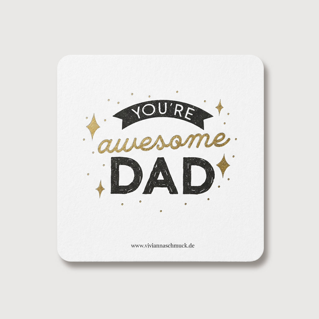 Grußkarte für Papa „You're awesome Dad“ in Schwarz-Gold, frontal fotografiert