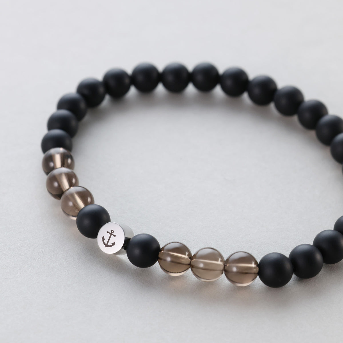 Rauchquarz & Onyx Armband mit Gravurperle – Perle mit graviertem Anker-Symbol