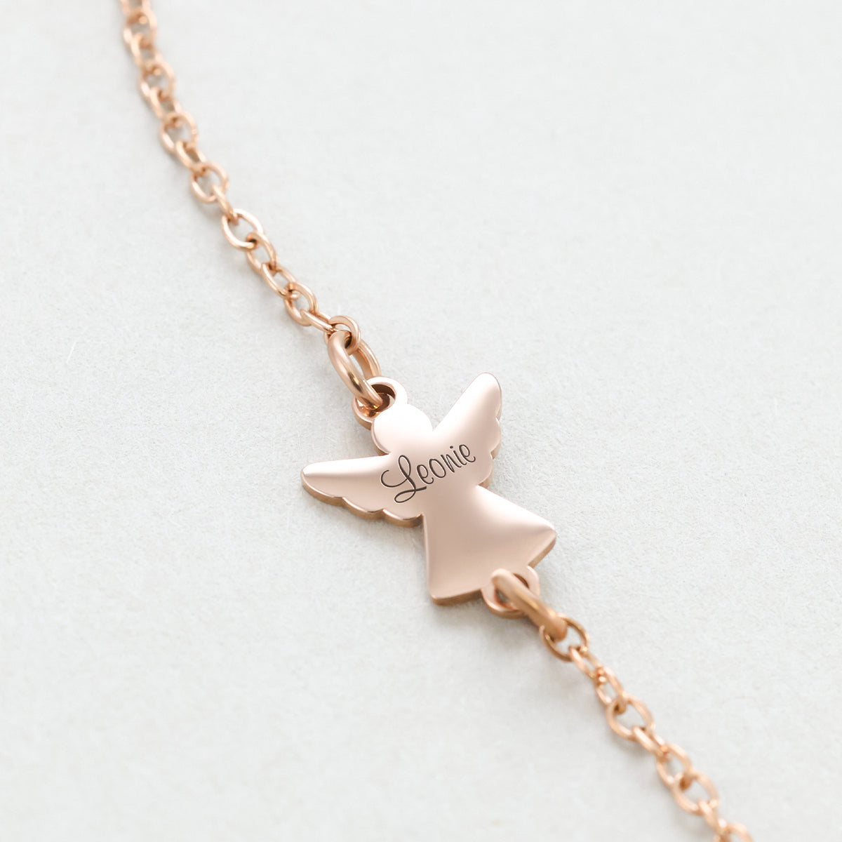 Detailaufnahme des Engelsanhängers in Roségold mit Gravur 'Leonie'