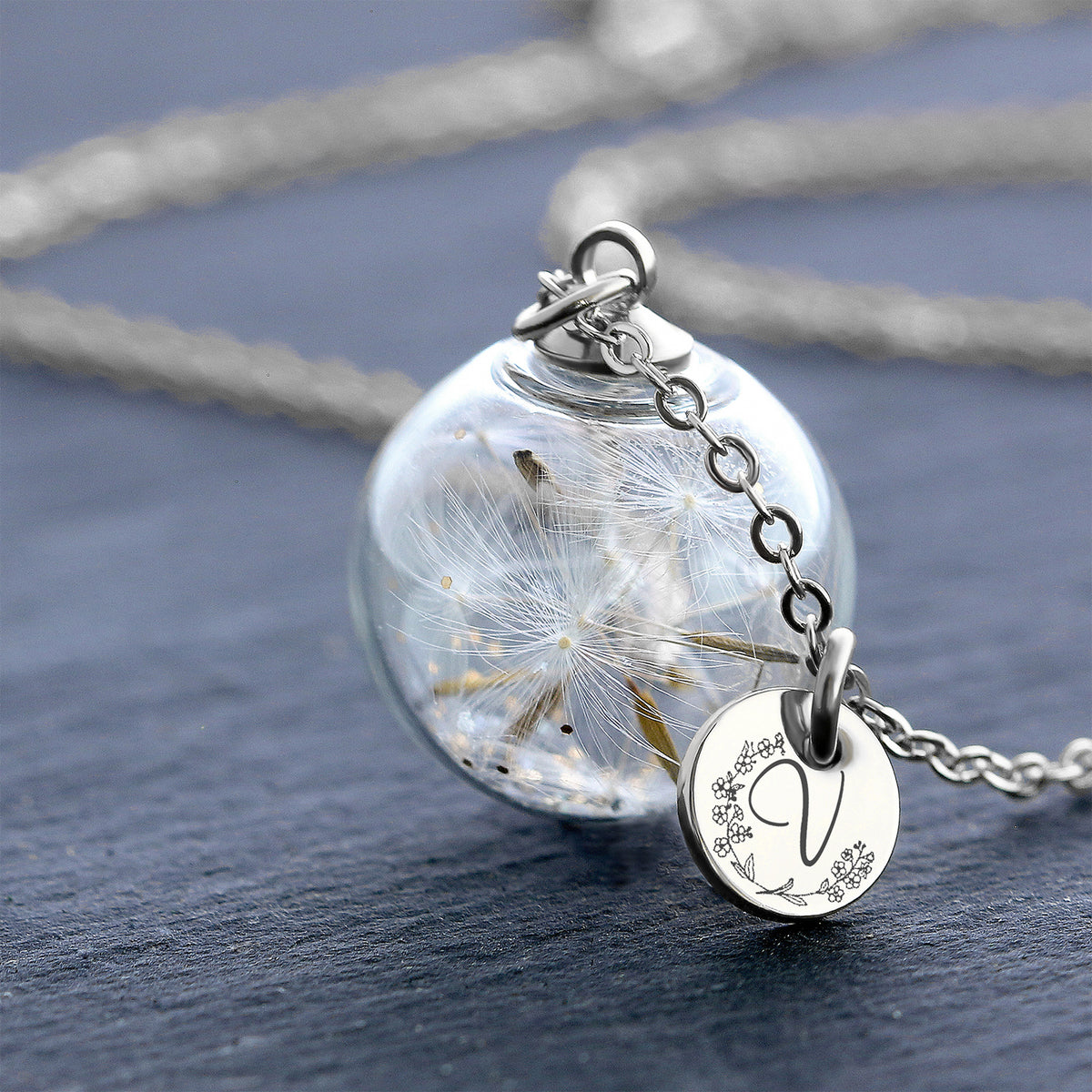 Pusteblumen-Kette aus Silber mit Plättchen und gravierter Initiale 'V' im Blumenkranz